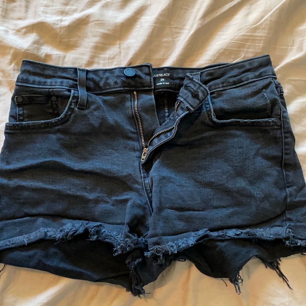 Super cute black stretchy denim shorts!